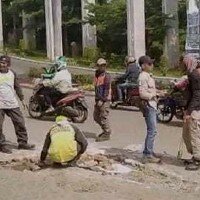 Sejumlah anggota Satgas DPUPR Kota Depok tengah memperbaiki kerusakan atau menambal badan jalan yang berlubang di kawasan Jl. Raya GDC Sukmajaya. (anton)