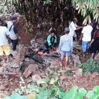 Kondisi lokasi tanah longsor di Jl. Tanjakan Mar’ah, RW 03 Kel. Kademangan, Setu yang menewaskan satu orang warga saat melintas di kawasan tersebut. (anton)