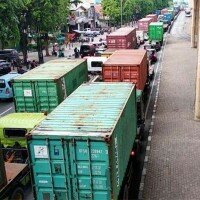 Sejumlah truk trailler ikut terjebak macet di salah satu ruas jalan yang ada di Jakarta Utara. (deny)
