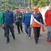 Wali Kota Jaksel Marullah Matali bersama warga saat gelar razia nyamuk DBD. (wandi)